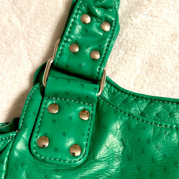 Bueno. Green Leather Bag. Like New. Ostrich print. Silver hardware. - Picture 10 of 10